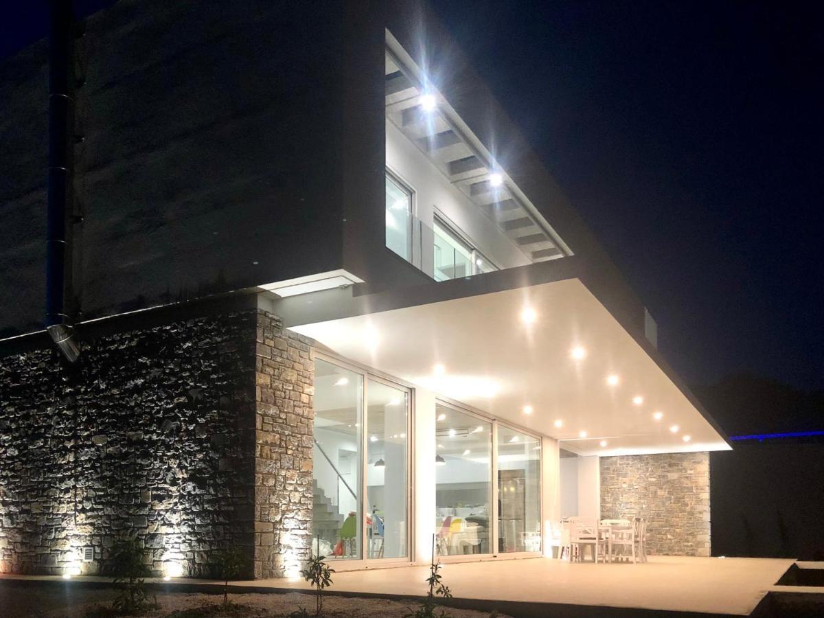 Kuro Beach House - Oceanfront Luxury & 25M Pool Achlia Ngoại thất bức ảnh
