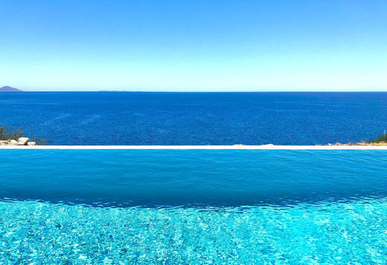 Kuro Beach House - Oceanfront Luxury & 25M Pool Achlia Ngoại thất bức ảnh