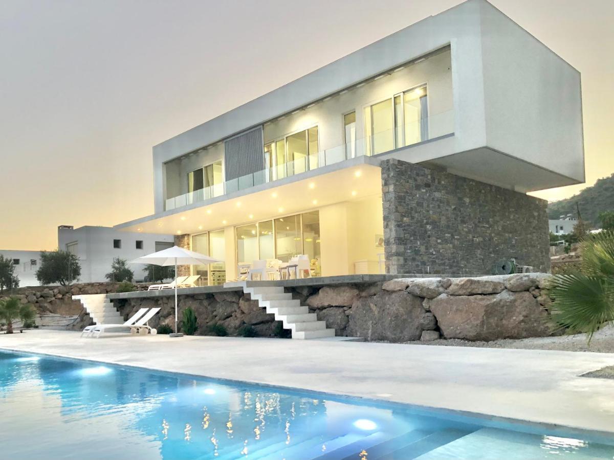 Kuro Beach House - Oceanfront Luxury & 25M Pool Achlia Ngoại thất bức ảnh